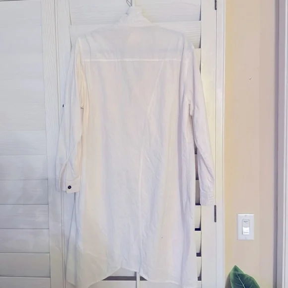 PRICE FIRM 😊White Casual Button Down Shirt with Long Sleeves and Relaxed Fit - Picture 2 of 2